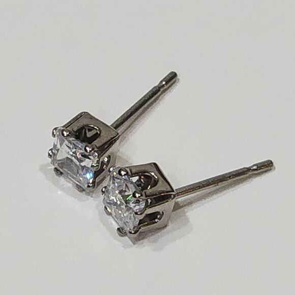 Brilliant Princess Cut 1 CTW Cubic Zirconia Stud Earrings - Picture 5 of 11